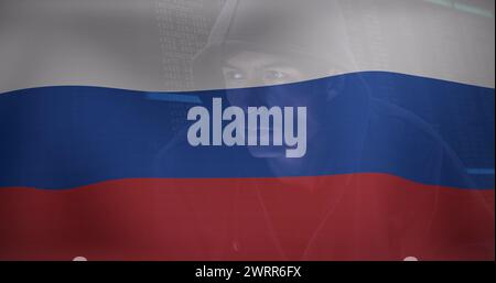 Bild des kaukasischen männlichen Hackers über der Flagge Russlands Stockfoto