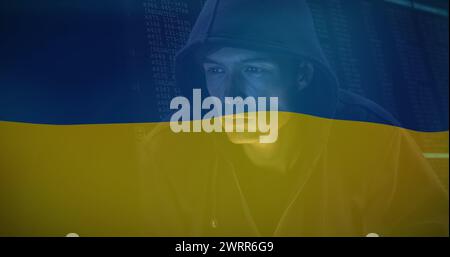 Bild eines männlichen kaukasischen Hackers über der Flagge der ukraine Stockfoto