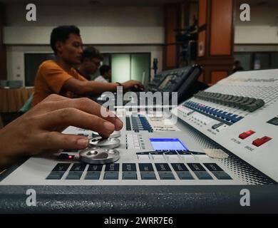 Nahaufnahme der Hände, die mit dem Lichtmischer spielen Stockfoto