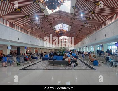 Die Innenarchitektur des Wartebereichs am Flughafen Adi Soemarmo in Solo, Indonesien, am 3. Januar 2025. Stockfoto