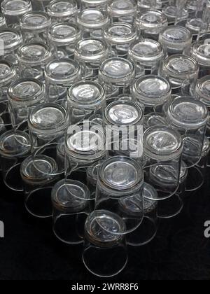 Gläser aus Glas sind ordentlich auf dem Tisch angeordnet Stockfoto