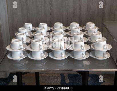 Stapel Becher auf dem Tisch Stockfoto