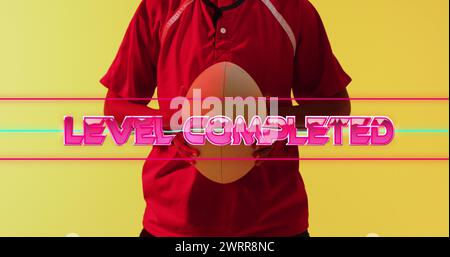 Bild des Textes, der auf der Ebene abgeschlossen ist, über weiblicher Rugbyspielerin auf Neonhintergrund Stockfoto