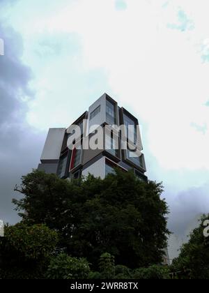 Jakarta, Indonesien - 01. Juni 2024 : Stadtlandschaft mit Hochhäusern mit blauem Himmel Stockfoto