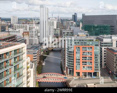 Blick aus der Vogelperspektive auf den Irwell River an der Grenze zum Stadtzentrum von Manchester & Salford, über Irwell Street Bridge, Albert Bridge und die Büros und Apartments Stockfoto