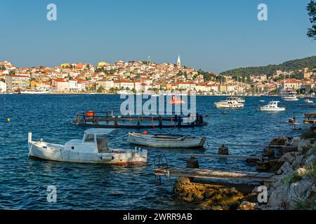 Wunderschöne zerklüftete Küste und Boote in der Nähe von Mali auf der Insel Losinj in der Adria, Kroatien Stockfoto