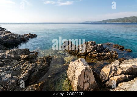 Wunderschöne zerklüftete Bucht in der Nähe von Osor auf der Insel Losinj in der Adria, Kroatien Stockfoto