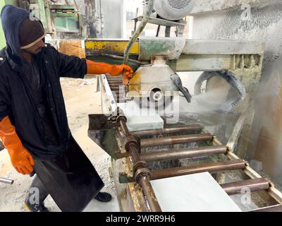 Arbeiter, der Marmor in einer Marmorfabrik in Pakistan schneidet Stockfoto