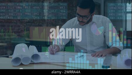 Bild von der Verarbeitung von Finanzdaten gegenüber birassischen Geschäftsleuten Stockfoto