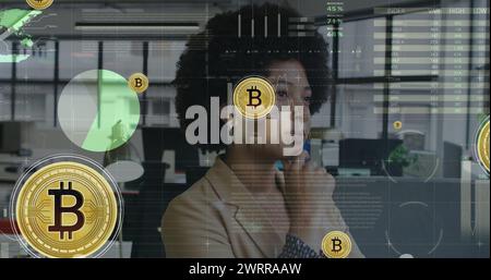 Bild der Verarbeitung von Finanzdaten und Bitcoins über birassische Geschäftsfrau Stockfoto