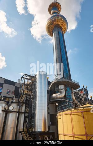 Mehrfarben-Spitelau-Verbrennungsofen und -Turm im Wiener Stadtzentrum. Österreich Stockfoto