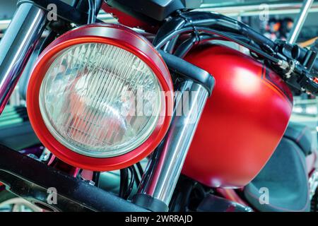 Nahaufnahme eines klassischen Motorradscheinwerfers. Stockfoto