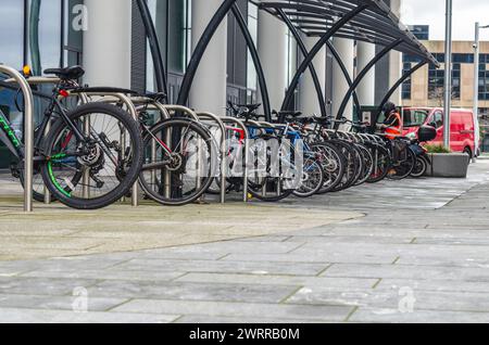 Belfast County Antrim Nordirland 12. März 2024 - Fahrräder parkten außerhalb des Arbeitsplatzes in Belfast, um die CO2-Emissionen zu senken Stockfoto