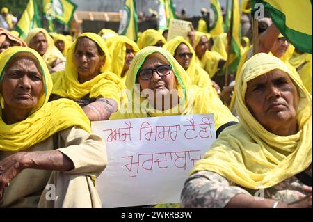 Delhi, Neu-Delhi, Indien. März 2024. Bauernfrauen sitzen am 14. März 2024 in der Sonne, um gegen garantierte Erntepreise in Neu-Delhi, Indien, zu protestieren (Foto: © Deep Nair/ZUMA Press Wire) NUR REDAKTIONELLE VERWENDUNG! Nicht für kommerzielle ZWECKE! Stockfoto