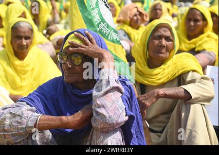 Delhi, Neu-Delhi, Indien. März 2024. Bauernfrauen sitzen am 14. März 2024 in der Sonne, um gegen garantierte Erntepreise in Neu-Delhi, Indien, zu protestieren (Foto: © Deep Nair/ZUMA Press Wire) NUR REDAKTIONELLE VERWENDUNG! Nicht für kommerzielle ZWECKE! Stockfoto