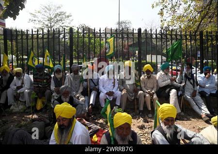 Delhi, Neu-Delhi, Indien. März 2024. Indische Bauern versammeln sich am 14. März 2024 in Ramlila Maidan, um gegen die garantierten Erntepreise in Neu-Delhi, Indien, zu protestieren (Credit Image: © Deep Nair/ZUMA Press Wire). Nicht für kommerzielle ZWECKE! Stockfoto