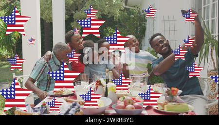 Bild von Sternen mit Flagge der vereinigten staaten von amerika, die über lächelnde afroamerikanische Familie winken Stockfoto