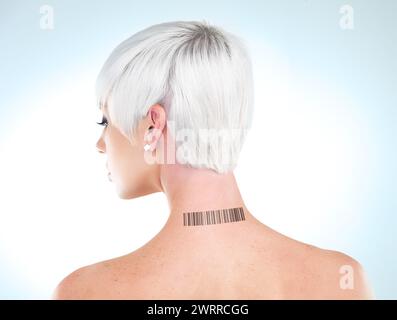Rücken, Frau und Strichcode am Hals, Daten und Registrierung auf blauem Atelierhintergrund. Modellierung, Mockup-Raum und Innovation mit Technologie und Cyber mit KI Stockfoto