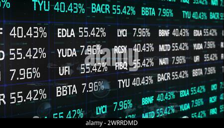 Bild von Statistiken und Datenverarbeitung über Weltkarte Stockfoto