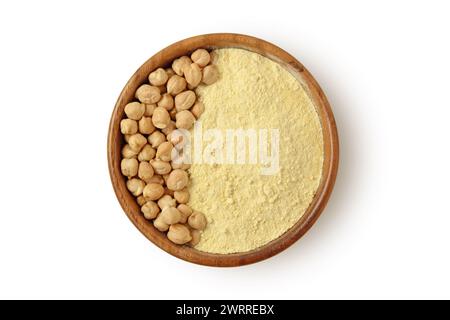 Kichererbsenbohnen und Mehl in einer Holzschale auf weißem Hintergrund Stockfoto