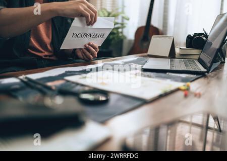 Reisende zeigen die Papier Urlaub und Planung Reisen Karte. Reisekonzept. Stockfoto