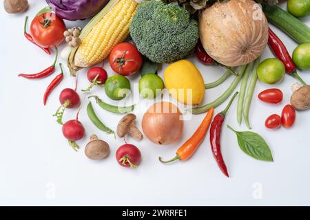 Vielfalt an frischem Gemüse Zusammensetzung mit Bio-Gemüse es ist eine Körperentgiftungsdiät. Stockfoto