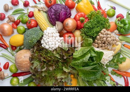 Vielfalt an frischem Gemüse Zusammensetzung mit Bio-Gemüse es ist eine Körperentgiftungsdiät. Stockfoto
