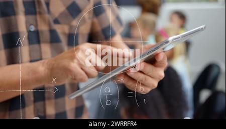 Darstellung mathematischer Gleichungen über kaukasischen männlichen Lehrer mit Tablette Stockfoto