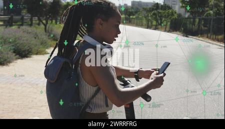 Bild der Datenverarbeitung über birassische Frau mit Smartphone mit Roller im Park Stockfoto