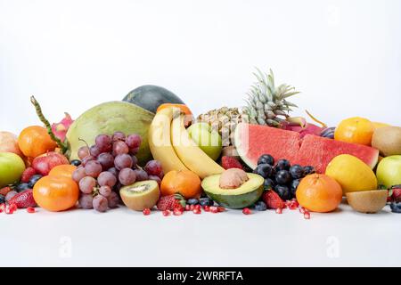 Set aus bunten exotischen Früchten, Orangen und Wassermelonen, Kiwis und Bananen, Trauben und Erdbeeren auf weißem Hintergrund. Stockfoto