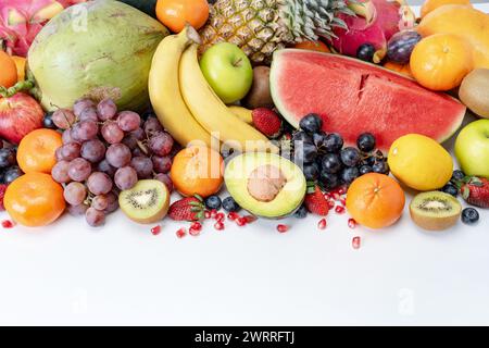 Set aus bunten exotischen Früchten, Orangen und Wassermelonen, Kiwis und Bananen, Trauben und Erdbeeren auf weißem Hintergrund. Stockfoto