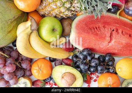 Set aus bunten exotischen Früchten, Orangen und Wassermelonen, Kiwis und Bananen, Trauben und Erdbeeren auf weißem Hintergrund. Stockfoto