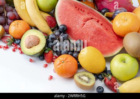 Set aus bunten exotischen Früchten, Orangen und Wassermelonen, Kiwis und Bananen, Trauben und Erdbeeren auf weißem Hintergrund. Stockfoto