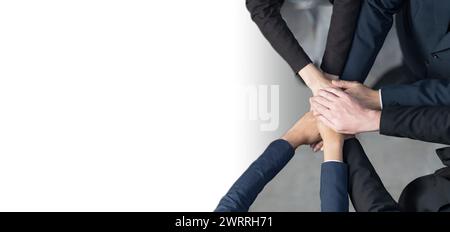 Draufsicht, zugeschnittene Ansicht der Gruppe von Geschäftsleuten, die ihre Hände zusammenlegen, Freunde mit Handstapeln, die Einheit, Teamarbeit, Erfolg und Einheit zeigen Stockfoto