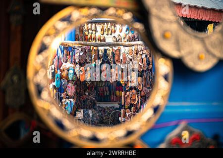 Ein geschäftiges Marktviertel in Essaouira, Marokko, mit Verkaufsständen, die verschiedene Waren verkaufen Stockfoto