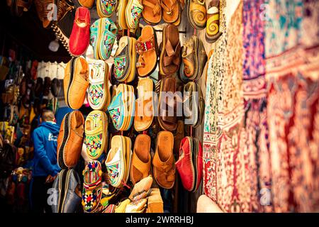 Ein geschäftiges Marktviertel in Essaouira, Marokko, mit Verkaufsständen, die verschiedene Waren verkaufen Stockfoto