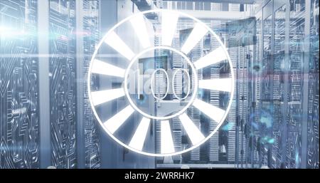 Bild der Datenverarbeitung über dem Serverraum Stockfoto