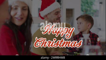 Bild von Happy christmas Text über der kaukasischen Familie, die weihnachtsmütze trägt Stockfoto