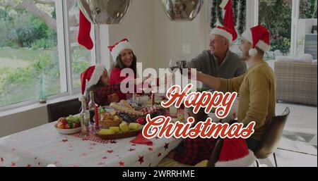 Bild von fröhlichem weihnachtstext über der kaukasischen Familie, die weihnachtsmütze trägt Stockfoto