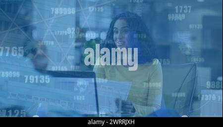 Bild von Zahlen, die sich über glückliche, birassische Frau im Amt ändern Stockfoto