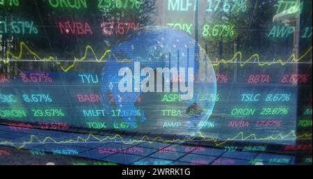 Bild des Globus, Finanzdaten und Diagramme über Stadtlandschaft Stockfoto