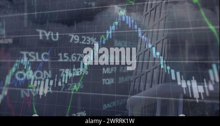 Bild von Finanzdaten und Grafiken über dem Stadtbild Stockfoto