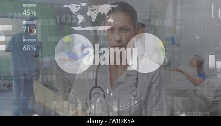 Bild der Datenverarbeitung über kaukasische Patienten behandelnde Ärzte Stockfoto