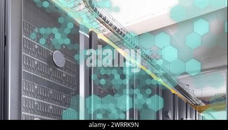 Bild der Formen, die sich über den Serverraum bewegen Stockfoto