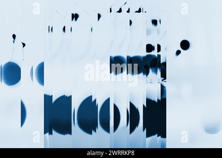 Abstraktes Bild mit einem verschwommenen Blau-weiß-Farbschema, das eine digitale Metaverse-Ästhetik schafft. Stockfoto