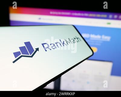 Smartphone mit Logo der indischen WordPress SEO-Firma Rank Math vor der Business-Website. Fokus auf der linken Seite des Telefondisplays. Stockfoto