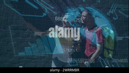 Bild der Datenverarbeitung über birassische männliche Freunde Stockfoto