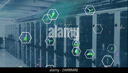 Bild der Symbole für Datenverarbeitung und Ökologie über dem Serverraum Stockfoto