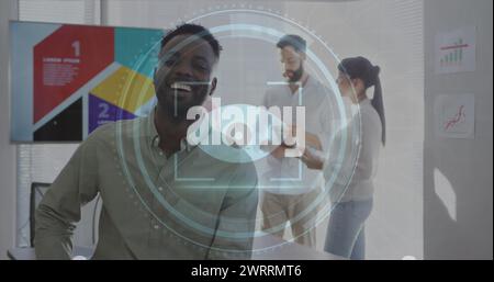 Bild: Scope-Scans mit Cyber-Sicherheitstext über verschiedene Geschäftsleute, die im Büro arbeiten Stockfoto