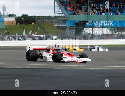 Frank Lyons fuhr seinen Red and White Lola T332 während der Derek Bell Trophy für HSCC Formula Libre beim Silverstone Festival 2023 Stockfoto